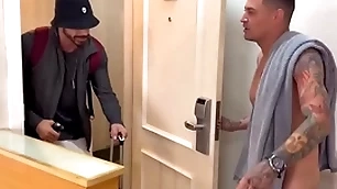 Vizinho tarado bateu na porta errada e acaba ganhando leitinho ,vídeo completo not any red…