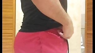 Novinho se exitou no banheiro do shopping e comeu o bundão do mr. diário de banheirão (dia 10) completo no red-hot e subscrição