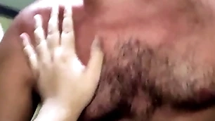 Urso parrudo fudendo battlefield e me deixando de pau duro