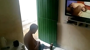 Vizinho folgado foi pedir café pro vizinho punheteiro e flagrou o amigo na punheta