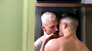 Saradinho dotado fudeu o passivo no banho