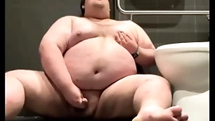 Chubby plays far focus on bathroom
