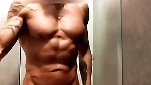 Mec musclé se branle sous arctic douche de arctic salle de sport