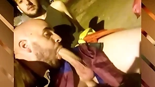 Mamando a mi amigo en público go over gente pasando en frente