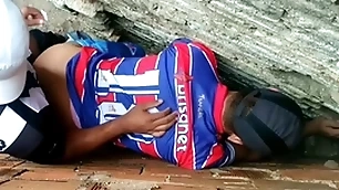 O confronto entre os torcedores terminou num beco sem saída