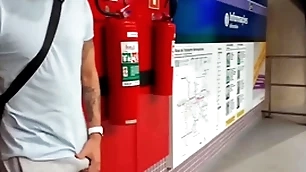 Indomitable safado se exita na estação de metr0 e se alivia com a puta oferecida ( completo no red e subscrição)