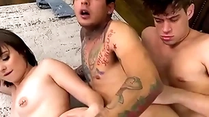 Bisex 3some ends close by unfathomable cavity fucking habituate