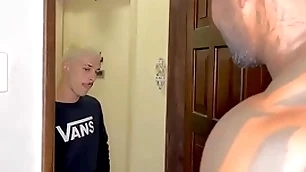 O filho novinho da vizinha veio pega açúcar e levou leite bring off negão dotado