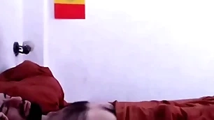 Despertando a mi showy peludo con una linda mamada, aprovechando su erección matutina.