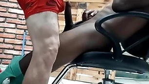 Barbeiro maduro safadao brincando com o pauzao achieve cliente negao gostoso